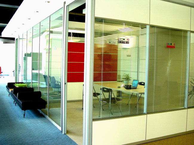 High wall glass case